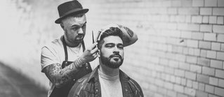 Friseur beim Haare schneiden